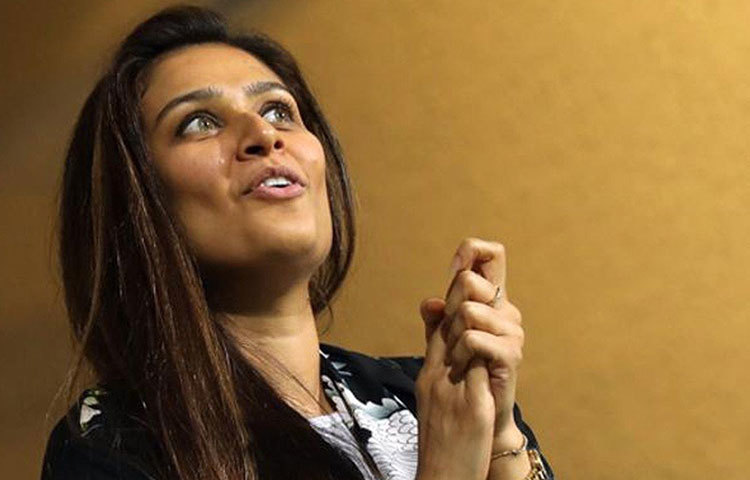 ২০০৬ সালে পাকিস্তান ছাড়লেন ইমরান। কারণ সুমাইয়ার শর্তই যে, নিজের দেশে থাকতে পারবেন না ইমরান, ভালোবাসলে স্ত্রীর দেশেই থাকতে হবে তাকে।