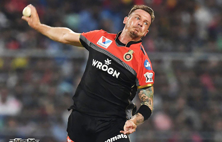 কিংসদের বিরুদ্ধে আরসিবির তুরুপের তাস হয়ে উঠতে পারেন ডেল স্টেন। কোহলি নিজেই বলেছেন, নতুন বলে ও প্রথম দু’ওভারে ভয়ঙ্কর হয়ে উঠলেও তাদের কাজ সহজ হয়ে যাবে। চলতি আইপিএলে মাত্র ২ ম্যাচ খেলা স্টেনও অবশ্যই মুখিয়ে থাকবেন আজকের মাস্ট উইন ম্যাচে কিংসদের দেওয়ালে ফাটল ধরাতে।