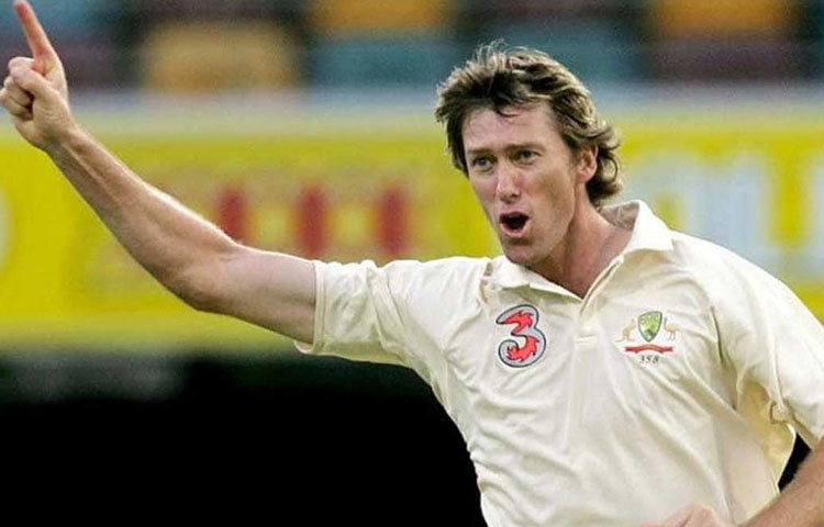 গ্লেন ম্যাকগ্রা: বিশ্বের অন্যতম সেরা ফাস্ট মিডিয়াম পেস বোলার। জেমস অ্যান্ডারসনের পর অন্যতম সফল ফাস্ট বোলার ম্যাকগ্রা। ওয়ানডে ইন্টারন্যাশনালে ৩৮১টি উইকেট নেওয়ার রেকর্ড রয়েছে তার। বিশ্বকাপে সবচেয়ে বেশি ৭১টি উইকেট নেওয়ার রেকর্ড রয়েছে।