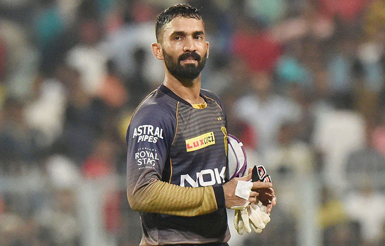 এবার আসা যাক, দীনেশ কার্তিকের অধিনায়কত্ব নিয়ে। দল জিতলে এ প্রশ্নটা বোধহয় ধামাচাপা পড়ে যেত। তবে মুম্বাই ম্যাচে কার্তিকের অনেক সিদ্ধান্ত তার বিপক্ষে গিয়েছে। রাসেলকে তিন নম্বরে না নামানোটা তার মধ্যে অন্যতম। তা ছাড়া, মাত্র ১৩৩ রানের পুঁজি নিয়ে মুম্বাইয়ের মতো টিমকে বেঁধে রাখতে সঠিকভাবে বোলার পরিবর্তনও করতে পারেননি তিনি।