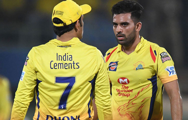 উল্টো দিকে তারুণ্যের চেয়েও অভিজ্ঞতায় ভর দিয়েই বাজিমাত করল চেন্নাই। পৃথ্বীর এলবিডবিøউয়ের আবেদন নাকচ হওয়ার পরেও ঝুঁকি নিয়ে ডিআরএস চেয়ে বসলেন ধোনি। হ্যাঁ, ম্যাচের গোড়াতেই। এখানেই ক্ষুরধার অভিজ্ঞতার জয়। ডিআরএসের সুবিধা নিয়ে পৃথ্বীকে মাত্র পাঁচ রানে ফিরিয়ে দিয়ে দিল্লির শিবিরে প্রথম বড় ধাক্কা দিতে সক্ষম হল চেন্নাই।