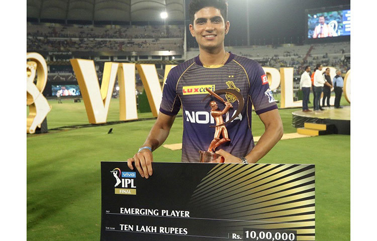 এমার্জিং প্লেয়ার অর্থাৎ আইপিএল যে তারকা ক্রিকেটারের উত্থান দেখল, সেই শুভমান গিল পাচ্ছেন ১০ লাখ টাকা। কেকেআরের অন্যতম ক্রিকেটার তিনি। তার হাত ধরে বেশ কয়েকটি ম্যাচে জয় পেয়েছে নাইটরা।