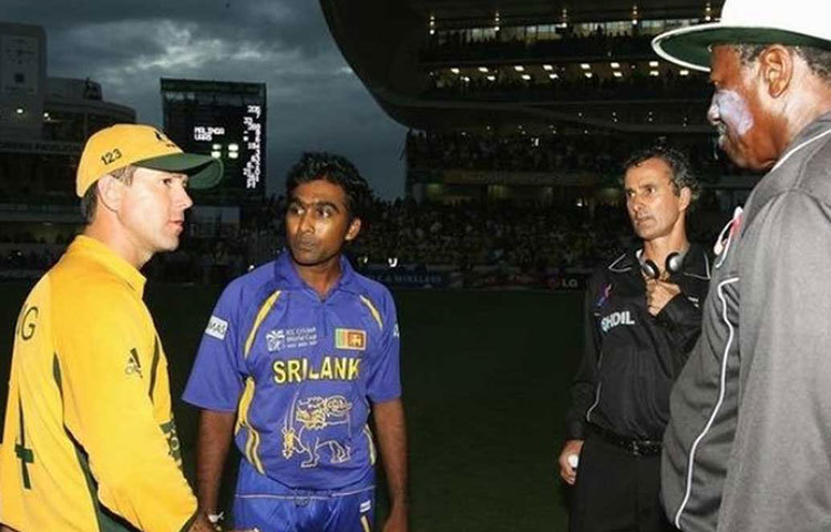 ২০০৭ সালে আরও একটি কারণে ক্রিকেট কলঙ্কিত হয়। সেই বিশ্বকাপে ব্রিজটাউনের কেনসিনটন ওভালে ফাইনাল চলছিল অস্ট্রেলিয়া এবং শ্রীলঙ্কার মধ্যে। ব্রিজটাউনের ওই মাঠে ফ্লাডলাইট ছিল না। খারাপ আবহাওয়ায় মেঘে ঢেকে যায় আকাশ। সঙ্গে সঙ্গে অন্ধকার নেমে আসে ফাইনালের মাঠেও। ম্যাচ জিতেছিল অস্ট্রেলিয়া। এই রকম ম্যাচে কেন ফ্লাডলাইটের ব্যবস্থা নেই, তা নিয়ে প্রবল সমালোচনা হয়।