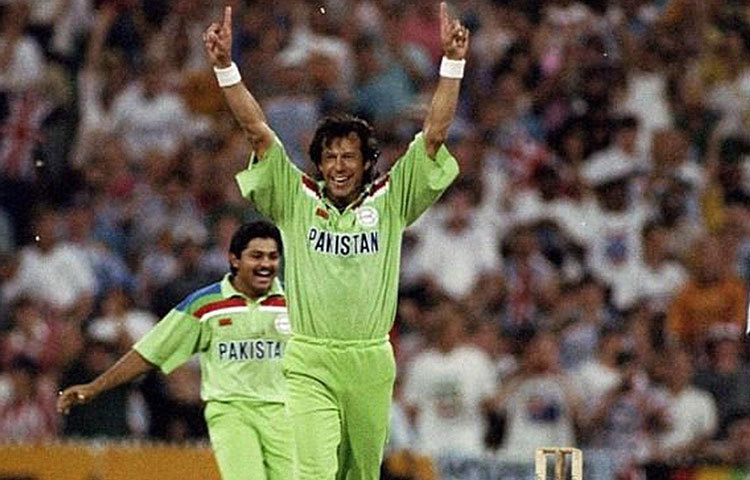 ইমরান খানকে রাখতেই হবে এই দলে। ১৯৯২ সালে তার নেতৃত্বে চমৎকার খেলেছিল পাকিস্তান। পাঁচ ম্যাচে টানা জিতে ফাইনালে পৌঁছায় পাকিস্তান এবং অবশ্যই ইমরানের নেতৃত্বে। সহ-অধিনায়ক হিসাবে অন্যতম অলরাউন্ডার ইমরান থাকবেন এ দলে।