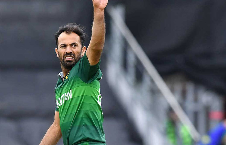 ওয়াহাব রিয়াজ: পাকিস্তানের সুইং ব্রিগেডের অন্যতম অস্ত্র। ইংল্যান্ডের মাটিতে রিয়াজের বিষাক্ত সুইং বিপক্ষের ব্যাটিং লাইনআপ তছনছ করে দিয়েছে বারবার। ইনসুইং এবং আউটসুইংয়ে ভারতীয় ব্যাটসম্যানদের অসুবিধায় ফেলতে পারেন রিয়াজ।