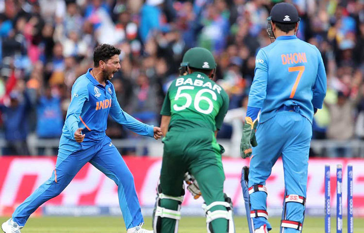 কুলদীপ: সম্ভবত এই বিশ্বকাপের সেরা বোলারই আউট করলেন বাবর আজমকে। দুর্দান্ত লাইন লেন্থ-এ বল করে চাপ বাড়িয়ে পাক ব্যাটিংকে মাথাই তুলতে দেননি তিনি।