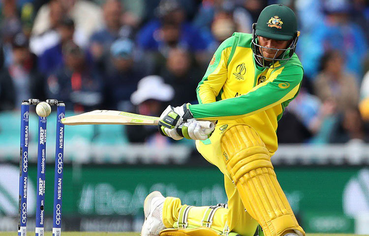 অস্ট্রেলিয়ার হয়ে খেললেও উসমান খোয়াজার জন্ম হয়েছিল পাকিস্তানের ইসলামাবাদে। নিউ সাউথ ওয়েলসের হয়ে প্রথম শ্রেণির ক্রিকেটে ক্যারিয়ারের শুরু। অস্ট্রেলিয়ার জাতীয় দলে ডাক পেয়েছিলেন ২০১১ সালে। অজি দলে তিনি মুসলিম সম্প্রদায়ের প্রথম ক্রিকেটার। ৩৬টি ওডিআইতে ১৩৩৬ রান করেছেন তিনি।