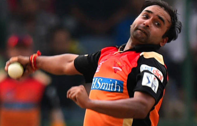 ২০০৩ সালে ওডিআইতে অভিষেক হলেও হরভজন সিংহ ও অনিল কুম্বলের উপস্থিতিতে টিম ইন্ডিয়ায় তেমন সুযোগ হয়নি অমিত মিশ্রর। ক্যারিয়ারের তুঙ্গে থাকার সময় রবিচন্দ্রন অশ্বিন ও রবীন্দ্র জাডেজার ছায়ার ঢাকা পড়ে গিয়েছেন। ৩৬ ওডিআইতে রয়েছে ৬৪ উইকেট (গড় ২৩.৬০)। তবে পরিসংখ্যান তার পক্ষে থাকলেও টিম ইন্ডিয়ার বিশ্বকাপ দলে ঠাঁই পাননি অমিত।