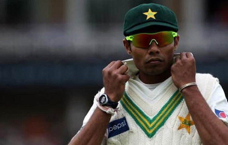 ২০০৪ থেকে ২০১০ সাল পর্যন্ত কাউন্টিতে এসেক্সের হয়ে খেলেছেন এই লেগস্পিনার।