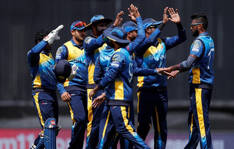 শ্রীলঙ্কা: বিশ্বকাপের শুরু থেকেই ধুঁকতে থাকা শ্রীলঙ্কার বিশ্বকাপে টিকে থাকার সম্ভাবনা বেশ কম। এই দ্বীপরাষ্ট্রের ব্যর্থতার পিছনে অন্যতম কারণ হয়ে দাঁড়ায় ক্যাচ মিস করার। চলতি বিশ্বকাপে মোট তিনটি ক্যাচ মিস করেছেন তারা। এ ছাড়াও মিস ফিল্ডিংয়ে রানও দিয়েছে অনেক।