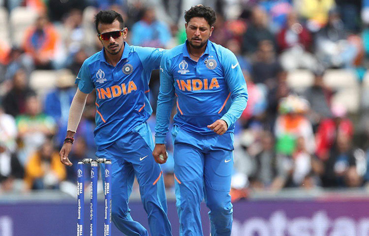 ‘কুল-চা’ জুটির কৃপণ বোলিং আরও শ্বাসরোধ করে দিচ্ছে মাঝের ওভারগুলোতে। যার সুযোগ নিয়ে উইকেট তুলে নিচ্ছেন হার্দিক পাণ্ডে।