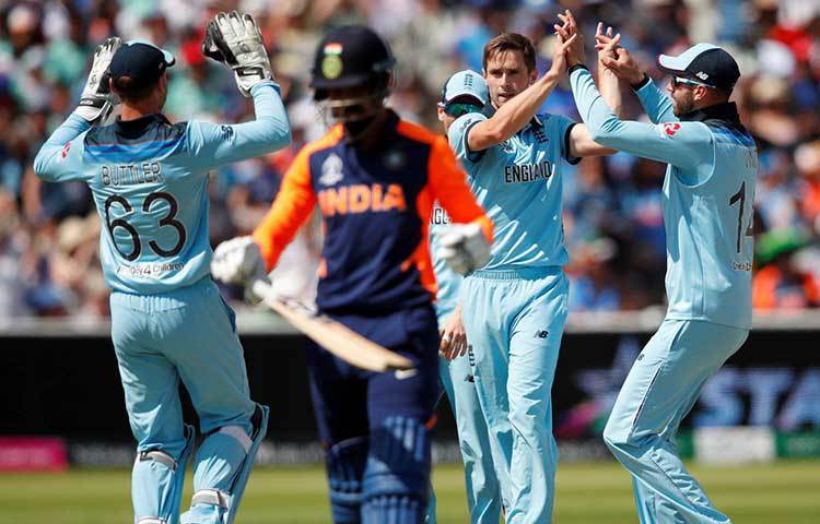 চলতি বিশ্বকাপে অভিষেক হওয়া অনভিজ্ঞ ঋষভ পান্থকে অসাধারণ ক্যাচ নিয়ে ফিরিয়ে দেন ক্রিস ওকস। তবুও হার্দিক পান্ডে ৩৩ বলে ৪৫ রানের মরিয়া চেষ্টা করেন।