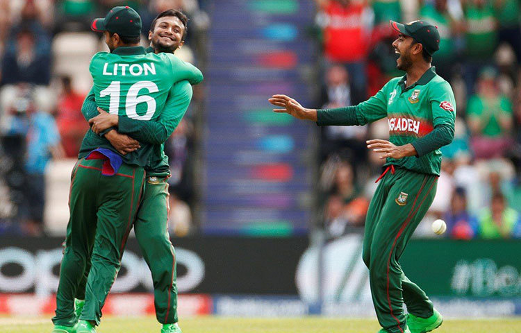 ভারত এবং পাকিস্তানকে হারানো ছাড়াও সেমিফাইনালের দৌড়ে টিকে থাকতে টাইগারদের তাকিয়ে থাকতে হবে নিউজিল্যান্ডের দিকে, যাতে তারা ইংল্যান্ডকে হারায়। তবে ভারত বা পাকিস্তানের কাছে হারলেই সেমিফাইনাল থেকে ছিটকে যাবেন মাশরাফিরা।