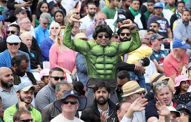 নটিংহ্যামের ট্রেন্ট ব্রিজে ইংল্যান্ড ও পাকিস্তানের ম্যাচে পাক সমর্থক।