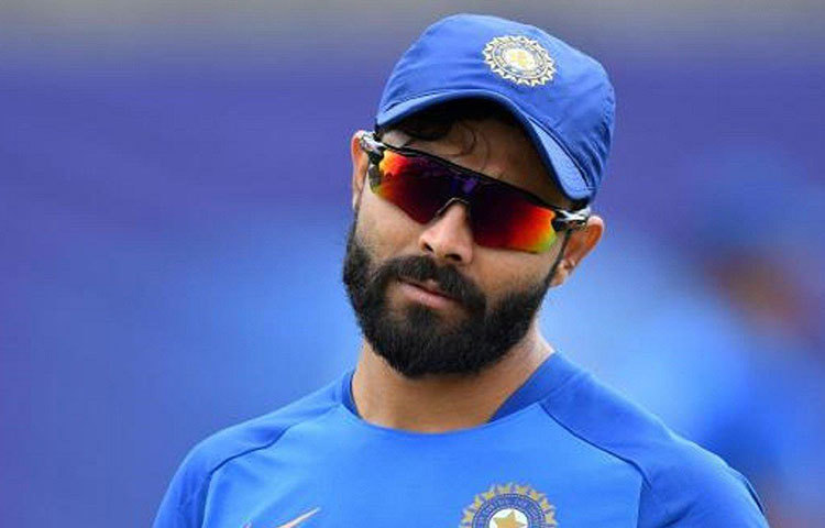 রবীন্দ্র জাদেজা: যশপ্রীত বুমরাকে বিশ্রামে পাঠিয়ে দলে আসতে পারেন রবীন্দ্র জাদেজা। কারণ জাদেজা দলে এলে ব্যাটিংয়ের গভীরতা আরও কিছুটা বেড়ে যাবে। এছাড়াও তার বোলিং আর ফিল্ডিংয়ে পারফরম্যান্স কারও অজানা নয়।