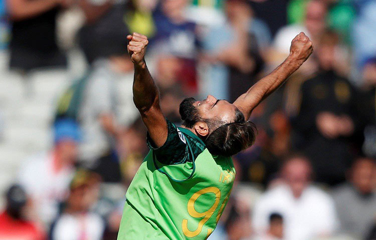 ইমরান তাহির: খেলে ফেলেছেন জীবনের শেষ ম্যাচ। তার শেষ বিশ্বকাপে দক্ষিণ আফ্রিকাকে সেমিফাইনালে তুলতে ব্যর্থ হলেও স্পিনারদের মধ্যে এই দলে তাকেই বেছে নিতে হবে। এবারের বিশ্বকাপে স্পিনাররা উইকেট নিতে সেই ভাবে সফল নন। ৯ ম্যাচে ১১ উইকেট নিয়ে স্পিনারদের মধ্যে সেরা তিনিই।