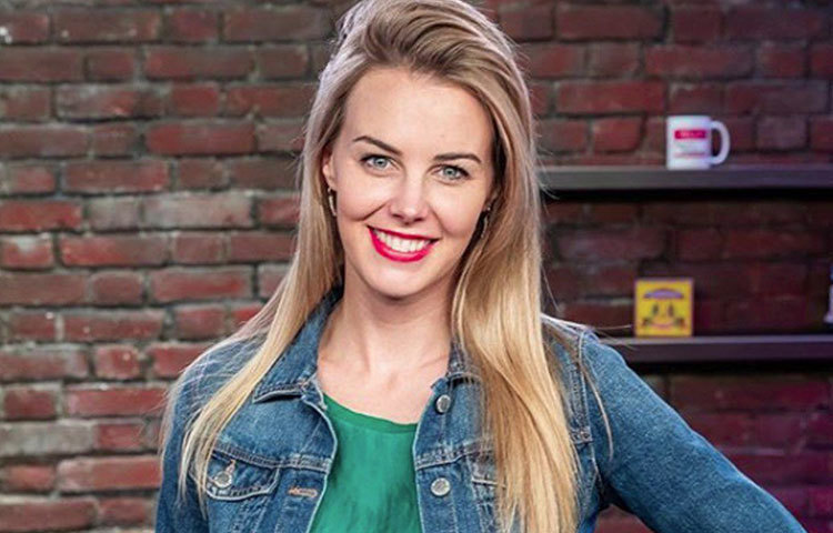 ঘুরতে ভালবাসেন এলমা। সাঁতারেও রয়েছে বিশেষ শখ।