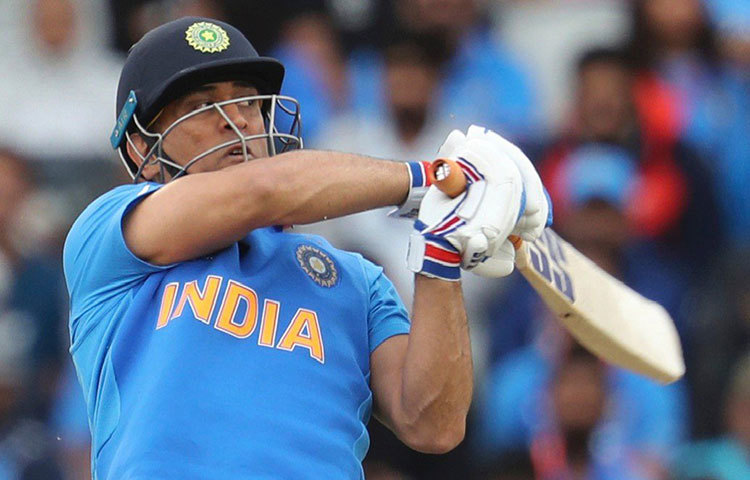 ধোনির মন্থর ব্যাটিং বিপদ ডাকছিল মাঝে মাঝেই। কিন্তু আজ ইনিংস গড়ার কাজ করতে গেলেও শেষ করতে পারলেন না। বড় শট নেওয়ার ব্যর্থতা ডেকে আনলো বিপদ।