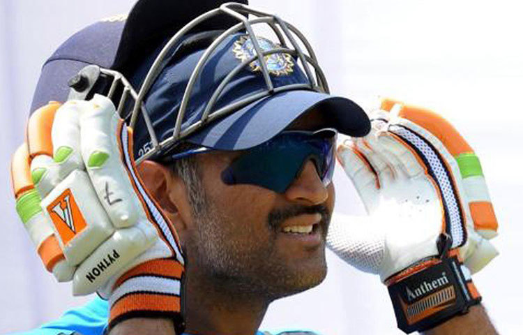 ২০১৩ সালে অস্ট্রেলিয়ার বিরুদ্ধে দুর্দান্ত ১২১ বলে ১৩৯ রানের নটআউট ইনিংসটি খেলেন ধোনি। যার ফলে ভারতের স্কোর ৭৬-৪ থেকে ৫০ ওভারে ৩০৩-৯ তে পৌঁছয়। যদিও এই রান যথেষ্ট ছিল না অস্ট্রেলিয়াকে রোখার জন্য।