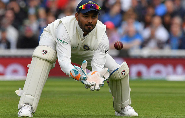 ঋষভ পান্থ: ধোনি পরবর্তী যুগে পন্থকেই ভারতের প্রথম পছন্দের উইকেটরক্ষক হিসেবে ভাবা হচ্ছে। তাই এই আক্রমণাত্মক ব্যাটসম্যানকেই বোর্ড নিয়ে যাচ্ছে উইকেটরক্ষকের দায়িত্ব সামলাতে।