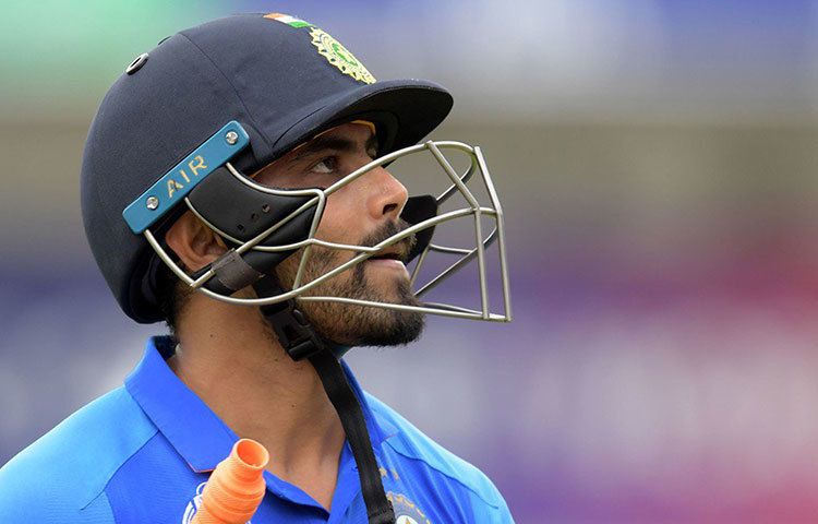 রবীন্দ্র জাদেজা: ভারতীয় সমর্থকদের আজও বিশ্বাস সেমিফাইনালে জাডেজা আউট না হলে ভারত ঠিক জয় তুলে নিত। তার ৫৯ বলে ৭৭ রানের ইনিংসে ভর করে আশায় বুক বাঁধছিল বহু ভারতীয়। ভারতীয় অলরাউন্ডার দলে সুযোগ না পেয়েও যখনই পরিবর্ত ফিল্ডার হিসেবে মাঠে নেমেছেন, দিয়েছেন নিজের একশো শতাংশ। তবু তিনি দলে ছিলেন ব্রাত্য।