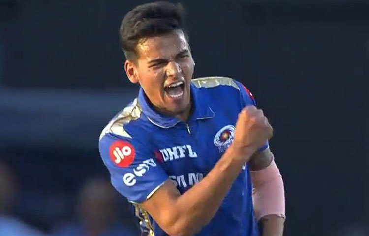 রাহুল চাহার: দলে প্রথম বারের জন্য সুযোগ পেয়েছেন। ‘কুল-চা’ জুটির না থাকার সুযোগ কাজে লাগাতে পারে কিনা নতুন লেগ স্পিনার সেটাই এখন দেখার।