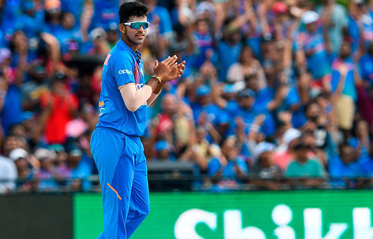 ওয়াশিংটন সুন্দর: ছয় মেরে ম্যাচ জিতিয়ে বুঝিয়ে দিয়েছেন দরকারে তার ব্যাটও কথা বলে। ক্যারিবিয়ান ব্যাটিং-এ প্রথম ভাঙনও তিনিই ধরিয়েছিলেন। আজও তার কাছ থেকে একটা অলরাউন্ড পারফরম্যান্স দেখতে চাইবে দল।