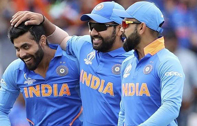 রবীন্দ্র জাদেজা: এই মুহূর্তে ভারতীয় দলে তার মতো ব্যালান্সড ক্রিকেটার প্রায় নেই। ফিল্ডিং থেকে শুরু করে ব্যাটিং বা বোলিং- সব ক্ষেত্রেই তার দক্ষতা ‘থ্রি ইন ওয়ান’ প্যাকেজে পরিণত করেছে তাকে। ৩০ বছর বয়সী এই অলরাউন্ডার তাই ভারতীয় দলে আস্থার মুখ। কাজেই তার জায়গা দলে খুবই যথার্থ।