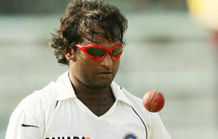 সৌরভের অধিনায়কত্বে ২০০৪ সালে তার অভিষেক হলেও খেলেছিলেন মাত্র দু’টি ওয়ানডে। পাকিস্তানের বিরুদ্ধে সেই দুই ম্যাচে পাননি একটিও উইকেট। হরভজন-কুম্বলের মাঝে হারিয়েই যান তিনি। সৌরভ অন্য কোনো স্পিনারকে সুযোগও দেননি সেই সময়।