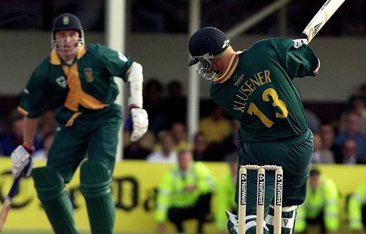 লান্স ক্লুজনার: ক্রিকেট বিশ্বে এক বহু চর্চিত নাম ক্লুজনার। ১৯৯৯ সালের বিশ্বকাপে এই অলরাউন্ডার একা হাতে উড়িয়ে দেন শ্রীলঙ্কাকে। প্রথমে ব্যাট হাতে ৪৫ বলে ৫২ করে দলের ব্যাটিং বিপর্যয় ঢাকা দেন। তারপর বল হাতে ৫.২ ওভারে তিন উইকেট নিয়ে প্রায় একাই শেষ করে দেন শ্রীলঙ্কাকে। ম্যাচের সেরাও হন তিনিই।