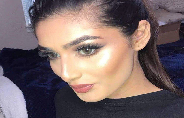 প্রায় তিন বছর ধরে দুবাইতেই চাকরি করেন শামিয়া। বছর খানেক আগে এক বন্ধুর মাধ্যমে আলাপ হয় হাসান আলির সঙ্গে।