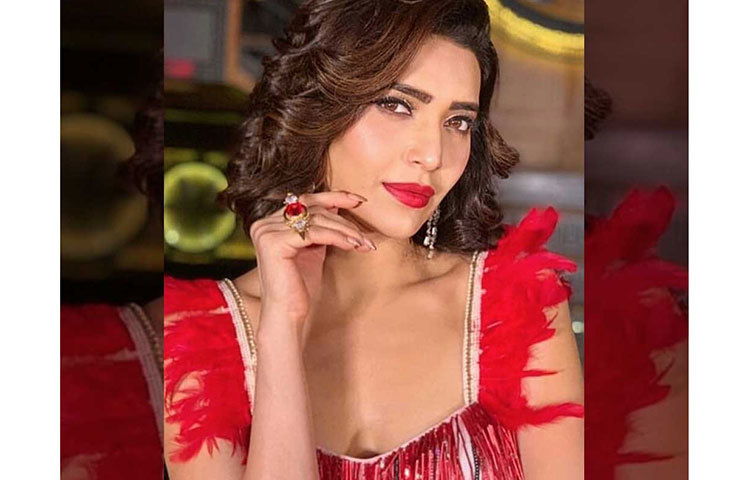 ২০০১ থেকে টিভি ইন্ডাস্ট্রিতে কাজ করছেন করিশ্মা তন্না। টানা পাঁচ বছর তিনি অভিনয় করেছেন ‘কিঁউকি সাস ভি কাভি বহু থি’ সিরিয়ালে। এরপর ‘কহি তো মিলেঙ্গে’, ‘দেশ মেঁ নিকলা হোগা চাঁদ’, ‘কুসুম’-এর মতো জনপ্রিয় সিরিয়ালের পরিচিত মুখ ছিলেন তিনি।