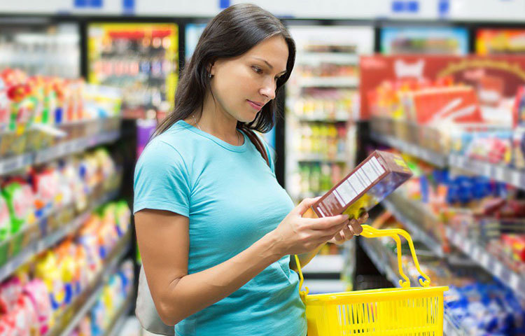 দোকান থেকে কোনো প্রক্রিয়াজাত খাবার কিনতে গেলে বা প্যাকেট ফুড কেনার আগে সাবধান হোন। ফ্যাটলেস লেখা অনেক খাবারের প্যাকেটেই ঘুরপথে ফ্যটের কথা লেখা থাকে। ট্রান্স ফ্যাটের কথাটা তাই ভুললে চলবে না। এড়িয়ে চলুন সে সব।