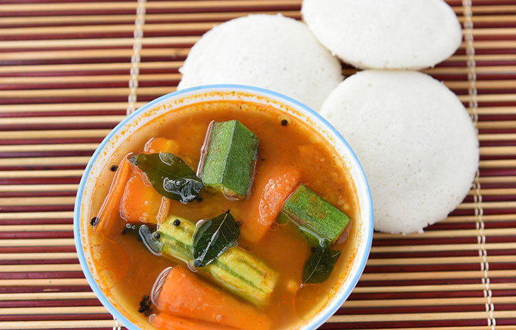 কার্বোহাইড্রেট বাদ বলে চালের সব বাদ এমনটা নয়। বরং বেছি নিন হাই গ্লাইসেমিক রেটের কার্বোহাইড্রেট। ইডলি, প্লেন দোসা, উপমা, ওটস, দু’-একটা রুটিও চলতে পারে মাঝে মাঝে স্বাদবদলের জন্য।