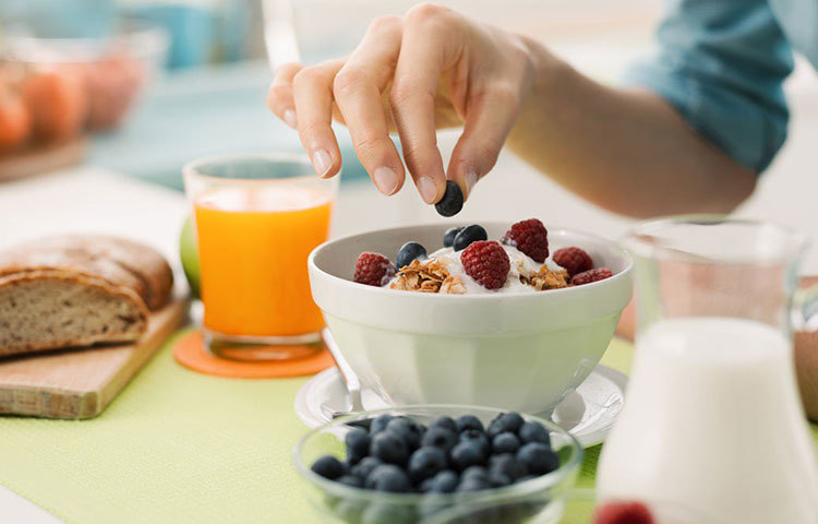 ছানা, অন্তত ১০০ গ্রামের ফল ও টকদই রোজ রাখুন পাতে। এক বাটি মুসুর ডাল অনেকটা প্রোটিনের জোগান দেবে, পেটও ভর্তি রাখবে। তাই এই সব খাবার থাকুক ডায়েটে।