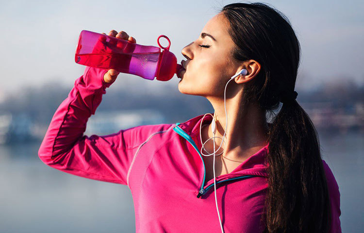 পানি পান ও পর্যাপ্ত ঘুমের অভাব যেন কখনোই না হয়। যত কম পানি খাবেন, তত শরীর পানি জমিয়ে রাখবে তার প্রয়োজনীয় কাজ সারার জন্য। লবণের সঙ্গ ছাড়া পানি জমতে পারে না শরীরে। পানি জমার কারণে শরীর ফুলে যায়। তাই জল অনেক আর নুন কমের কৌশলেই কিছুটা ওজন কমবে। সঙ্গে দরকার অন্তত ৬-৭ ঘণ্টার টানা ঘুম।