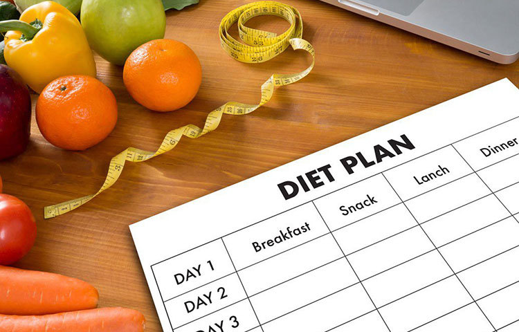 লো ফ্যাট, নো কার্বস ডায়েট মেনে চলছেন ভালো কথা। ওজনও কমবে এতে তবে সময়ের অভাবে বা খাওয়ার অনীহায় যদি কোনও মিল বাদ দেন তা হলে কিন্তু হিতে বিপরীত হবে। বরং দু’-তিন ঘণ্টার বেশি পেট খালি রাখা যাবে না একেবারেই। এতে কিন্তু এই ডায়টের কার্যকরী দিকটাও ব্যাহত হয়।