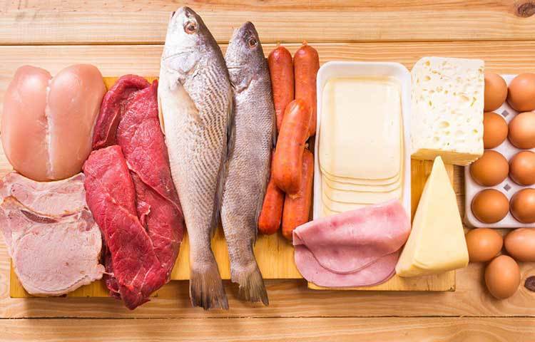 ফ্যাট কম, শর্করা একেবারেই নেই- এই ডায়েটের সোজা হিসেব এটাই। কিন্তু লো ফ্যাট মানেই কম ফ্যাট খেয়েই সারা দিন কাটিয়ে দেওয়া নয়। এই ডায়েটের সবচেয়ে গুরুত্বপূর্ণ দিক হল প্রোটিনের উপস্থিতি। পাতে রাখতেই হবে পর্যাপ্ত প্রোটিন। ভাত যেহেতু একেবারেই বাদ, রুটিও নামমাত্র, সেই খিদে পূরণ করুন মাছ-মাংস ও ডিম ও উদ্ভিজ্জ প্রোটিন দিয়ে।