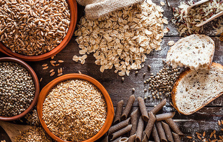 একেবারে ভাত খাব না! এটা ভেবেই যারা ভয় পাচ্ছেন, তাদের উদ্দেশে পুষ্টিবিদদের পরামর্শ, ‘ভাতে তেমন কোনো উপকার নেই, তবু ভাত বাদ ভাবলেই যদি মানসিক সমস্যা হয়, তা হলে পাতে রাখতে পারেন ব্রাউন রাইস, হোল গ্রেন ব্রেড। ফাইবারের জোগান পেতে অসুবিধা হবে না।’