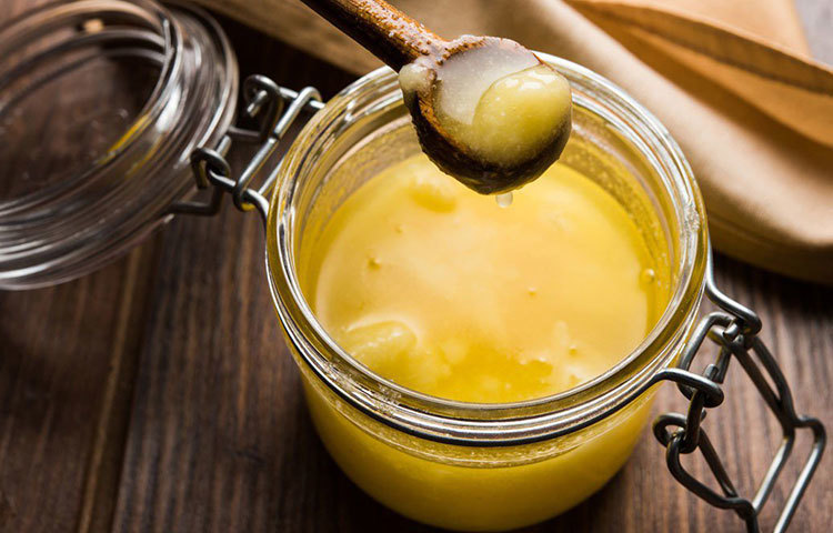 পুষ্টিবিদদের মতে, ওজন অনুযায়ী আপনার শরীরে কত ক্যালোরির খাবার দরকার তার পরামর্শ আগে নিয়ে নিন কোনো চিকিৎসক বা পুষ্টিবিদের থেকে। সেই অনুযায়ী ঠিক করতে হবে পাতে থাকবে কতটা ফ্যাট। এক চামচ ঘি বা এক চামচ মাখনে প্রায় ১০ গ্রাম ক্যালোরি। ১ হাজার ক্যালোরির ডায়েটের উপযুক্ত হলে মোট খাবারের ১০ শতাংশ পেয়ে গেলেন সেখান থেকেই!