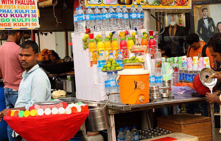 শরবত, ঘোল, লেবুর পানি এ সব রাস্তার দোকান থেকে একেবারেই নয়। বাড়িতে পরিষ্কার করে বানিয়ে খান এ সব। একান্তই বাইরে খেতে হলে খুব পরিষ্কার দোকান থেকে খান।