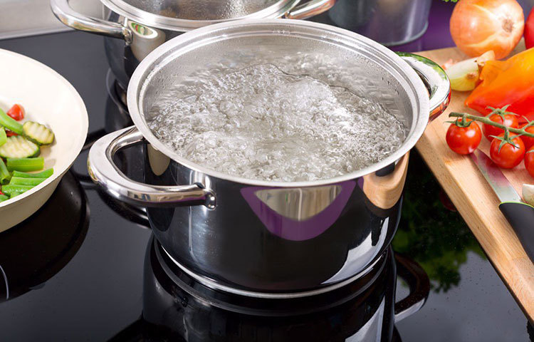 সবজি কিনে রান্না করার আগে বেশ কিছুক্ষণ গরম জলে ভিজিয়ে রাখুন। তারপর রান্না করুন। এতে শাক-সবজির গা থেকে রাসায়নিক, রং ও সারের ক্ষতিকর প্রভাব যেমন মুক্ত হয় কিছুটা, তেমনই সব্জি ধোওয়ার সময়ও জলের জীবাণুদের রুখে দেওয়া যায়।