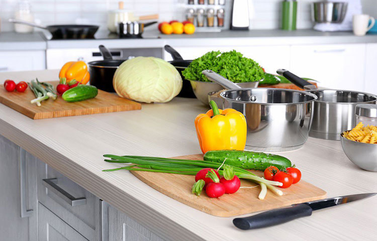 চিকিৎসকদের মতে, এই অসুখ এড়ানোর উপায় পরিষ্কার পরিচ্ছন্ন থাকা। রান্নাঘর থেকে খাওয়ার জায়গা পরিষ্কার রাখুন। বাসনকোসন ধোয়া মাজার জন্য পরিষ্কার জল ব্যবহার করুন। মুখ ধোয়ার সময় ব্যবহার করুন পরিষ্কার ও বিশুদ্ধ পানি। পারলে সেটাও ফিল্টারের পানি হলে ভালো হয়।