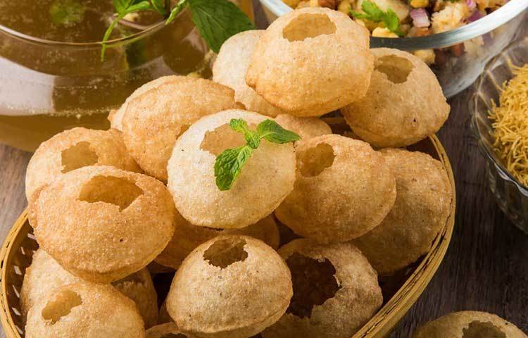 রাস্তার খাবার যতটা পারেন এড়িয়ে চলুন। বিশেষ করে, ফুচকা, ঘুগনি, মোমো জাতীয় খাবার একেবারেই খাবেন না। মোট কথা, যে সব খাবারে টকজল বা স্যুপের আকারে পানি সরাসরি পেটে যায়, তাদের এড়িয়ে চলুন। এমনিতেও পানি ছাড়া রান্না হয় না। তাই অপরিষ্কার হোটেল বা রেস্তরাঁ থেকে খাবেন না। এড়াতে হবে স্ট্রিট ফুডও।