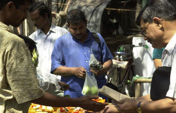 গরমে ফল খাওয়া ভালো। তা বলে কাঠফাটা গরমে বেড়িয়েই রাস্তারকাটা ফল খাবেন না। গোটা ফল কিনে ভালো করে ধুয়ে খান।