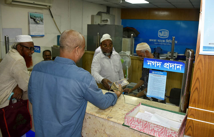 আজ বুধবার থেকে সরকারি অফিস-আদালত খুললেও তেমন উপস্থিতি নেই। ছবি: বিপ্লব দিক্ষিৎ