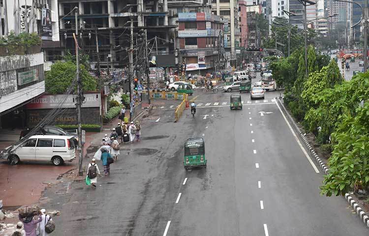 গত দু’দিনের মতো আজও (বুধবার) নগরীর বিভিন্ন রাস্তাঘাট প্রায় জনশূন্য। যানবাহনের সংখ্যাও কম। ছবি: বিপ্লব দিক্ষিৎ