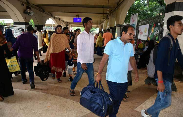 ঈদের ছুটি কাটিয়ে রাজধানীতে ফিরতেছেন কর্মজীবী মানুষ। কমলাপুর রেল স্টেশন থেকে এ ছবি তোলা হয়েছে। ছবি: বিপ্লব দিক্ষিৎ