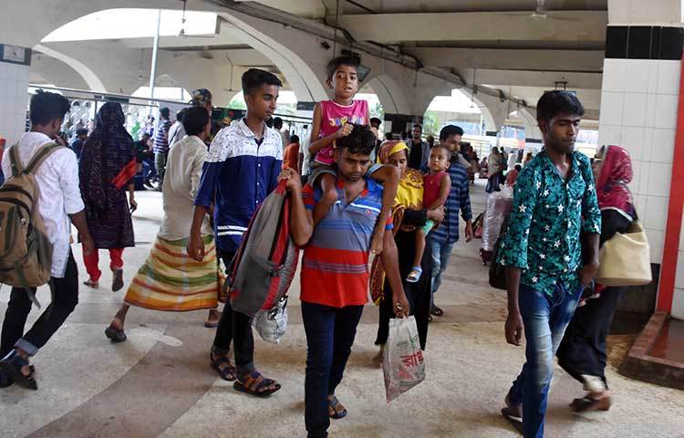 ঢাকায় এসে ফিরছেন নিজ নিজ কর্মস্থলে। ছবি: বিপ্লব দিক্ষিৎ