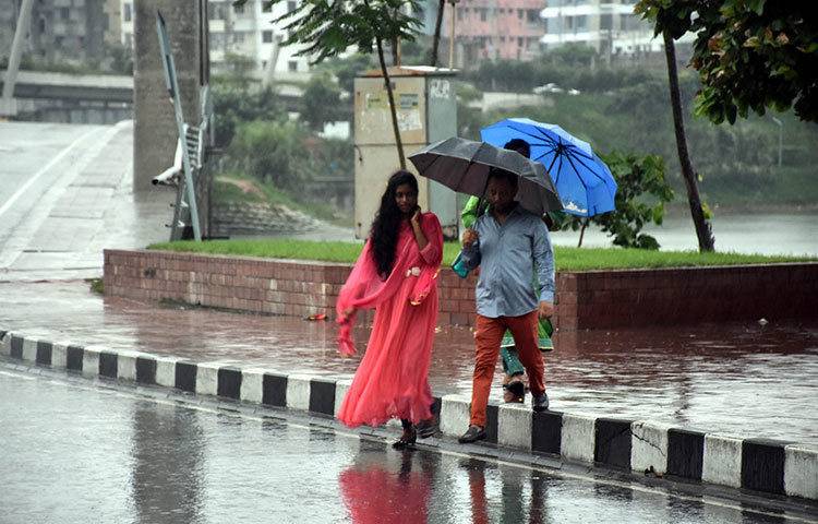 ঈদের ছুটিতে ঘুরতে বেড়িয়ে তারা বৃষ্টির বিড়ম্বনায় পড়েছে। ছবি: বিপ্লব দিক্ষিৎ